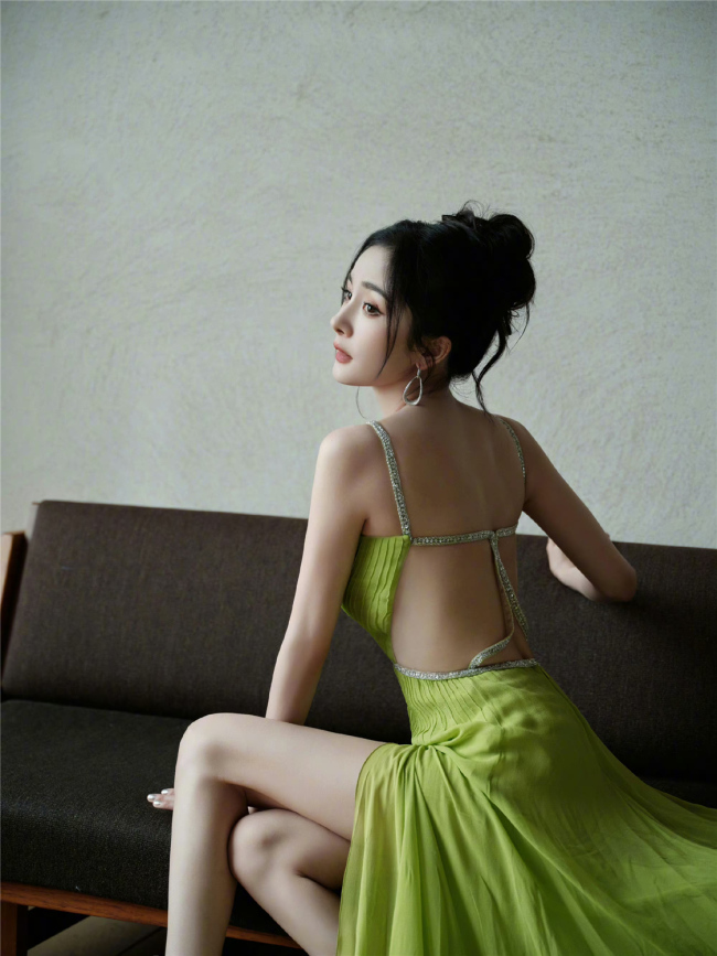 杨幂绿裙出席上海活动 夏日风情绘出浪漫画卷
