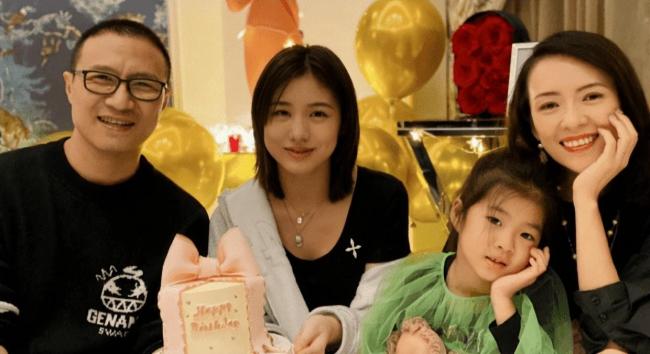 章子怡带女儿喝下午茶被偶遇 7岁的茶被醒醒身材高挑