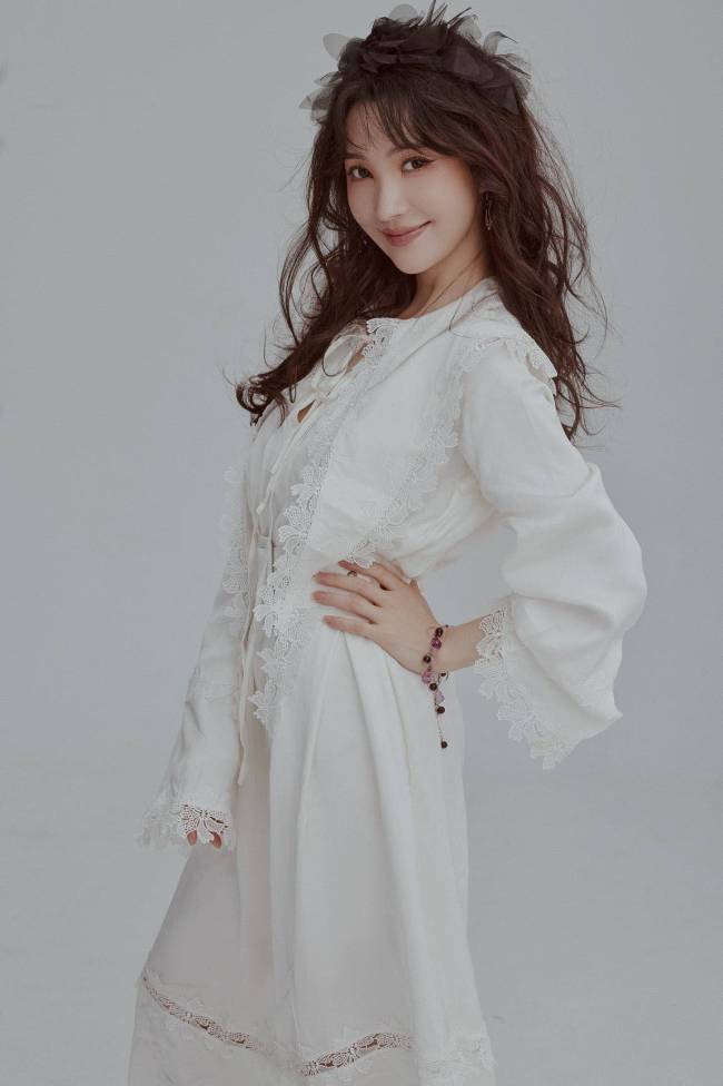 卢彩艺纯欲风写真曝光 《南洋女儿情》出演悲情女孩人生