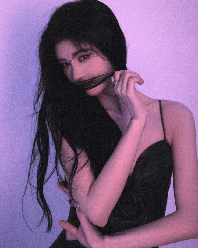 鞠婧祎穿皮裙秒变拽姐 卷发红唇明艳动人(6)