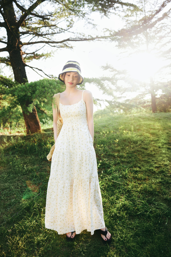 袁姗姗穿碎花裙温柔恬静 歪头甜笑暖人心