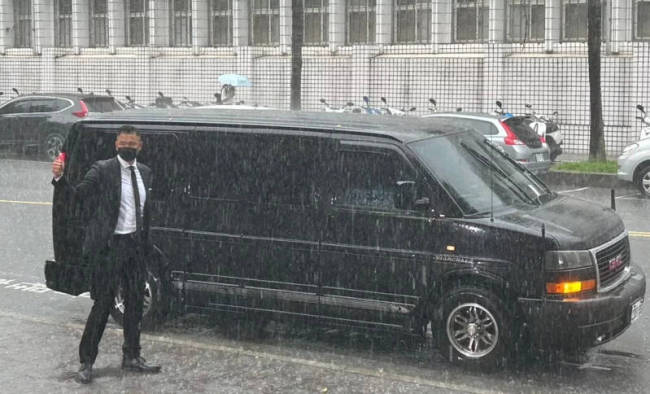 陳建州被曝性騷擾后首露面 在雨中向在場記者鞠躬