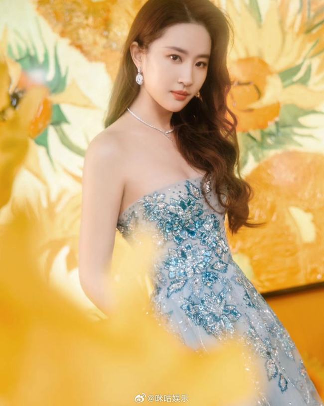 8月26号某品牌活动见面会于北京举办,刘亦菲亲临现场,与粉丝互动.