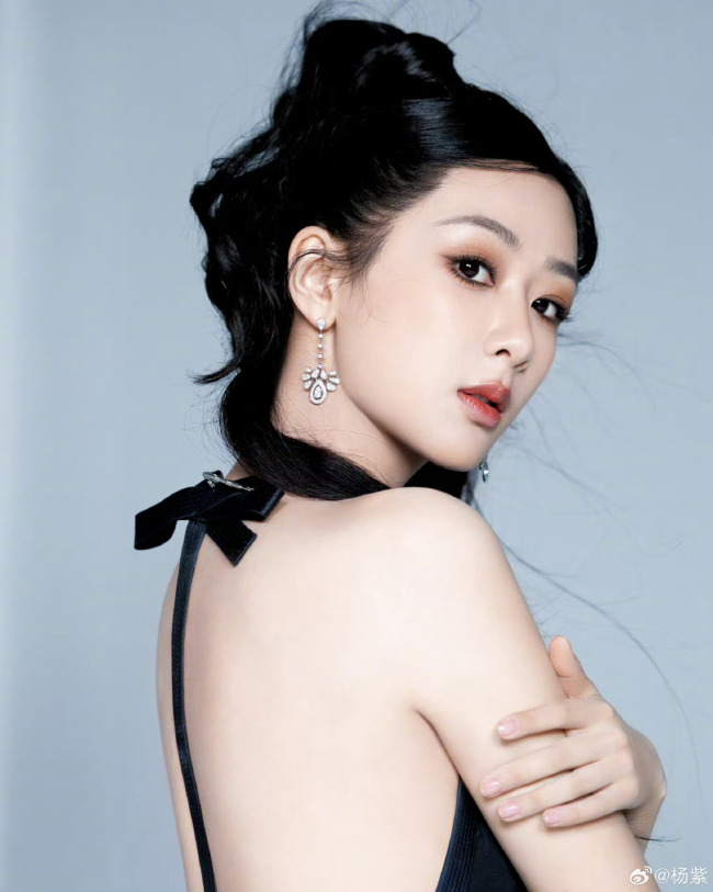 大秀性感风!杨紫露背黑裙秀白皙皮肤 烟熏妆酷炫