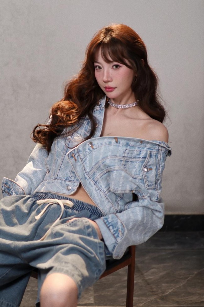 郑雅文写真露出 “黑白天鹅”的极简主义碰撞