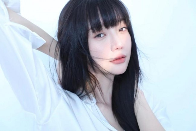 郑雅文写真露出 “黑白天鹅”的极简主义碰撞