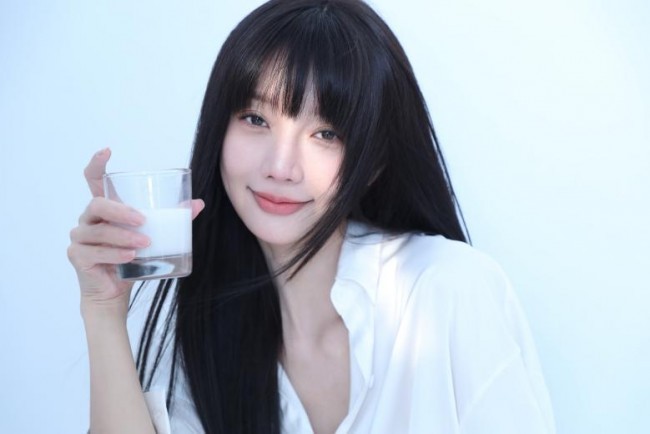 郑雅文写真露出 “黑白天鹅”的极简主义碰撞