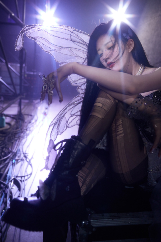 赵露思钻石猫眼妆