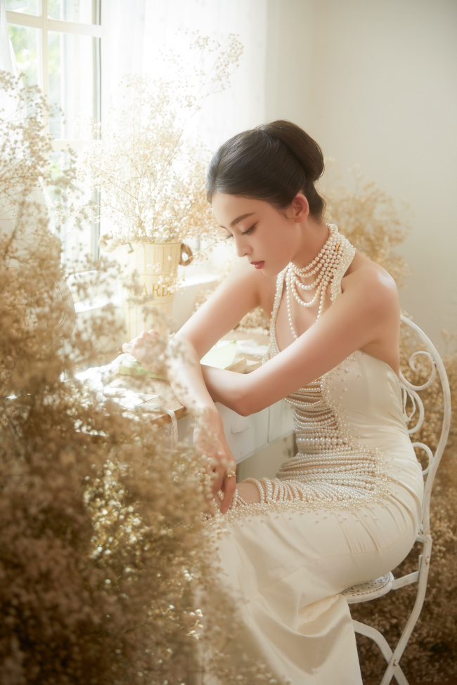 古力娜扎穿白色长裙透露性感 奔赴浪漫约会