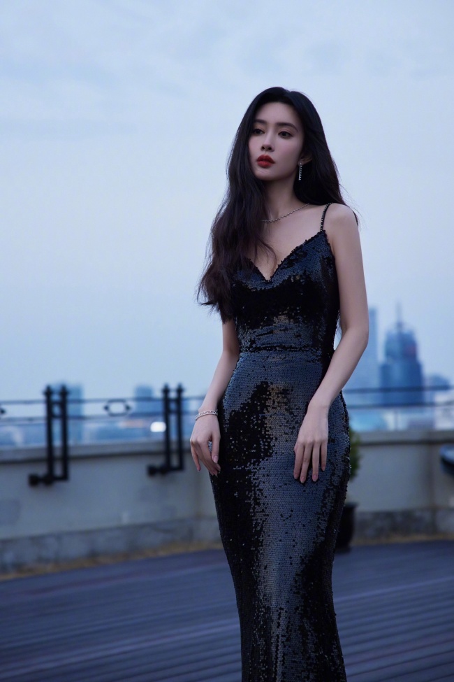 孟子义穿黑色露背长裙现身黄浦江边