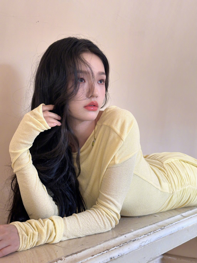 林允穿黄裙勾勒完美身材披卷发妩媚撩人2