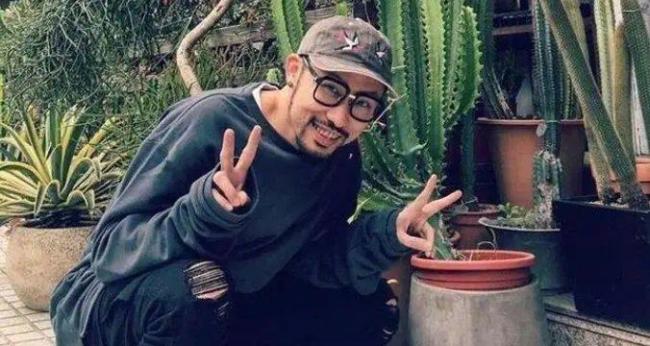 热狗是华语歌坛的嘻哈大神,2001年,连续发行《mc hotdog》,《犬》