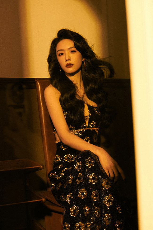 2023年12月10日,蔡文静发布花朵刺绣鎏金裙礼服造型写真.