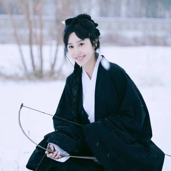 李思恰12月全新雪地大片-飒爽英气,执剑江湖