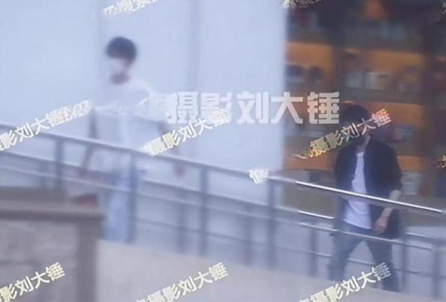 馮紹峰飯后家中夜會兩女被拍 工作室緊急出來打假：別給哥編故事了！