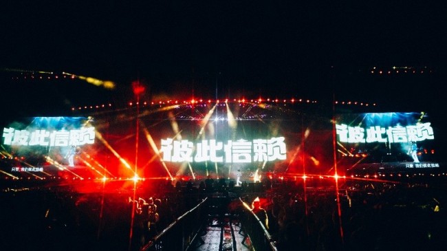 周深演唱会深圳站圆满落幕 首次体育场演唱会扩展音乐版图