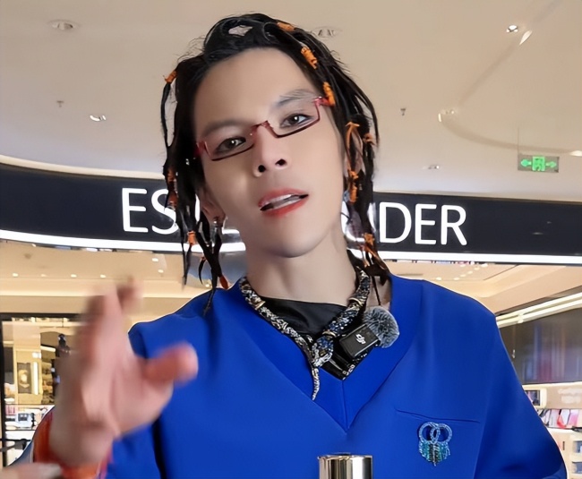 向佐最新直播造型曝光 涂口红穿短裤配黑丝