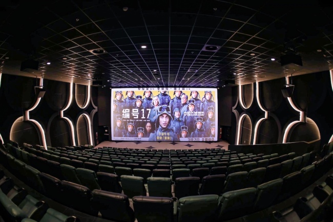 奉俊昊新作《编号17》首映点映同步举行 7城观众引爆口碑