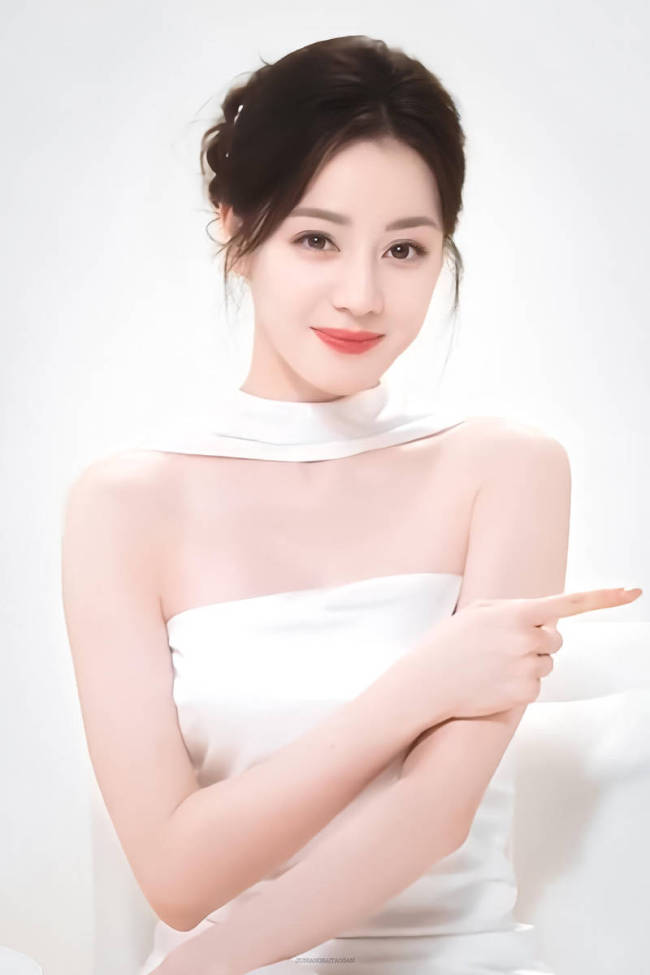 迪丽热巴身穿白色抹胸挂脖长裙 温柔甜美气质超绝