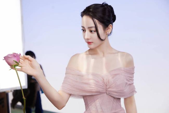 迪丽热巴身穿白色抹胸挂脖长裙 温柔甜美气质超绝