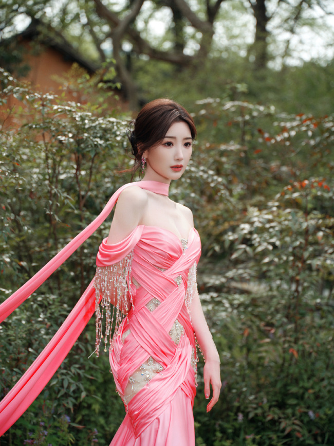 毛晓彤春日大片释出 穿粉色抹胸鱼尾长裙宛如青娥