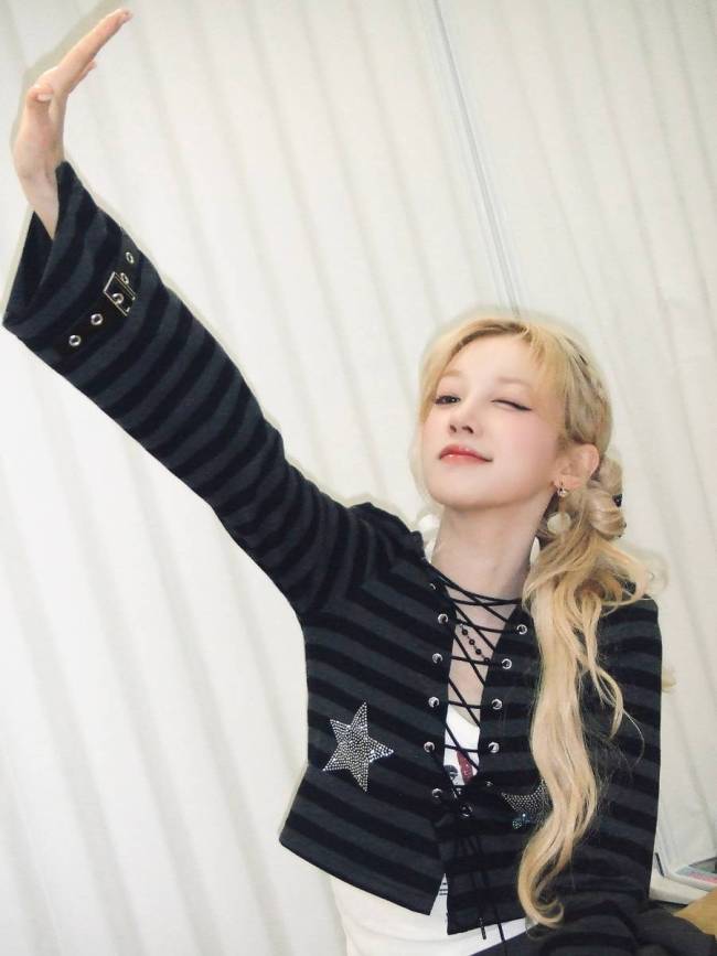 宋雨琦戴猫耳头套俏皮可爱 席地而坐氧气感满满