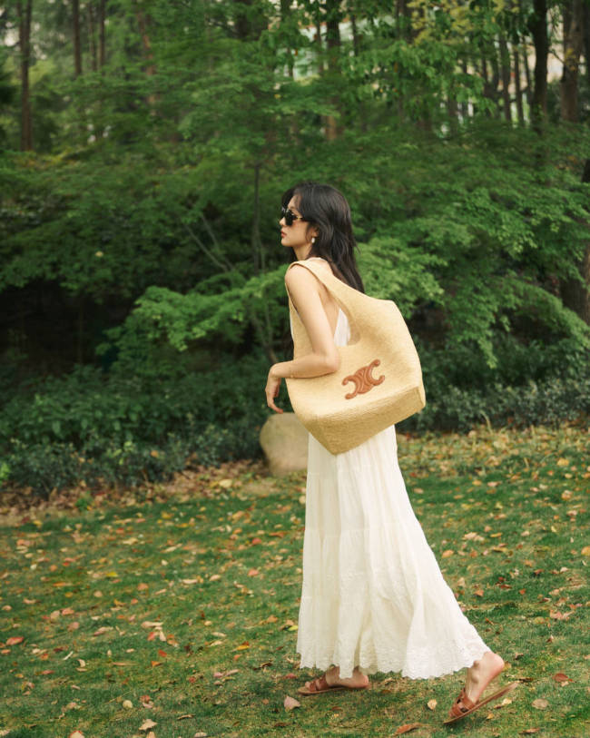 孙千穿白色吊带长裙清新温柔 阳光下笑容明媚灿烂