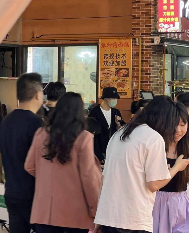 64岁吴镇宇在柳州和女助理逛夜市，穿着洞洞鞋，完全不像大明星 低调亲民获赞