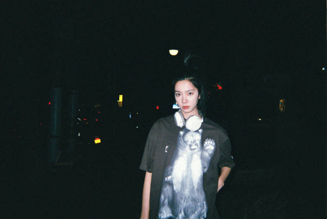 庄达菲晒胶片随拍片场照 脖挂耳机超有文艺范