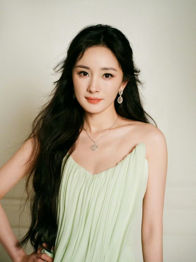 杨幂身着嫩绿开衩裙秒变丛林女神 大方秀皎洁好意思腿