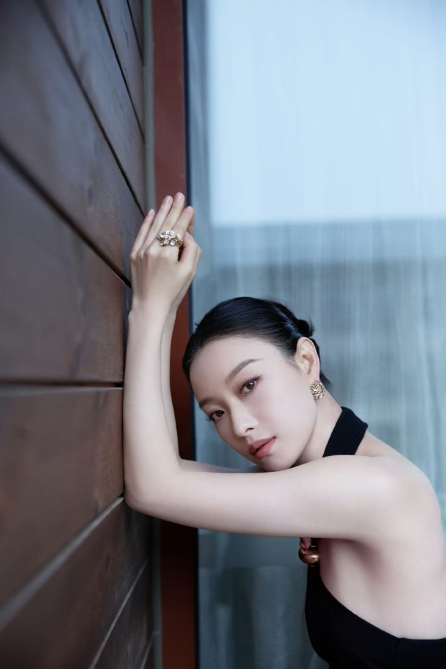 倪妮穿玄色挂脖裙摩登前卫 盘发而立姿态不菲妙曼