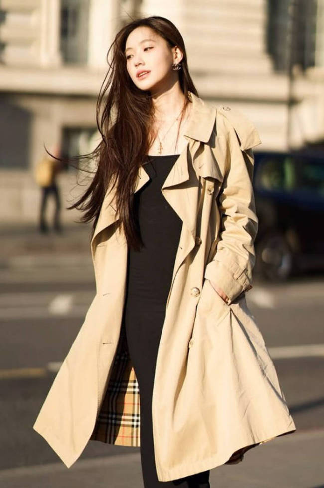 小S二女儿晒英国游玩照 穿黑色吊带裙气质成熟