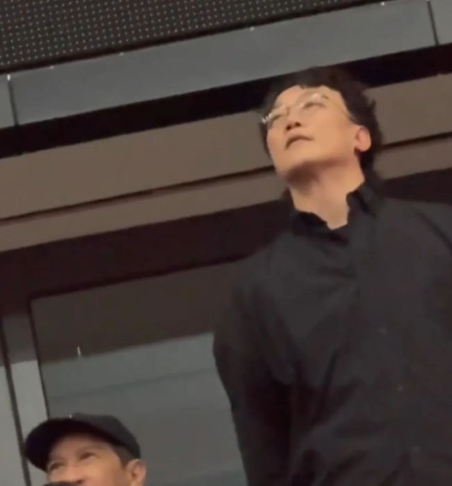 王菲去了谢霆锋演唱会 现场共唱定情曲《玉蝴蝶》