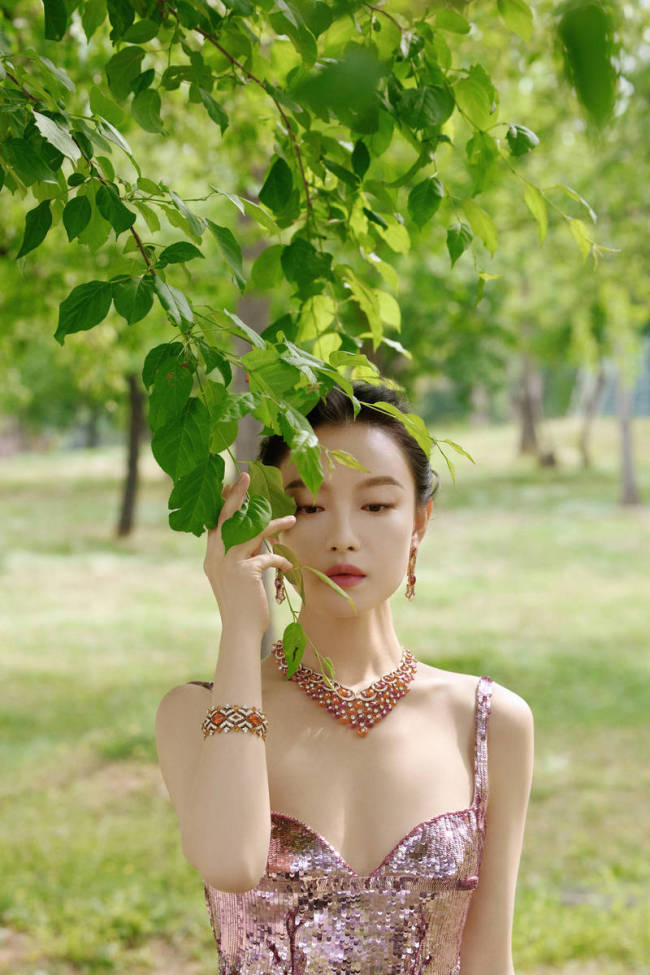倪妮粉色亮片裙秀唯妙身姿 秒变绝好意思花神思质在线