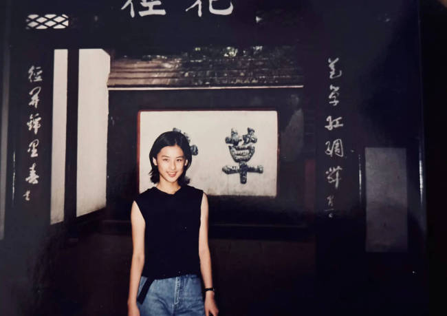 黄圣依晒15岁旧照 穿玄色坎肩上衣配短发青涩灵动