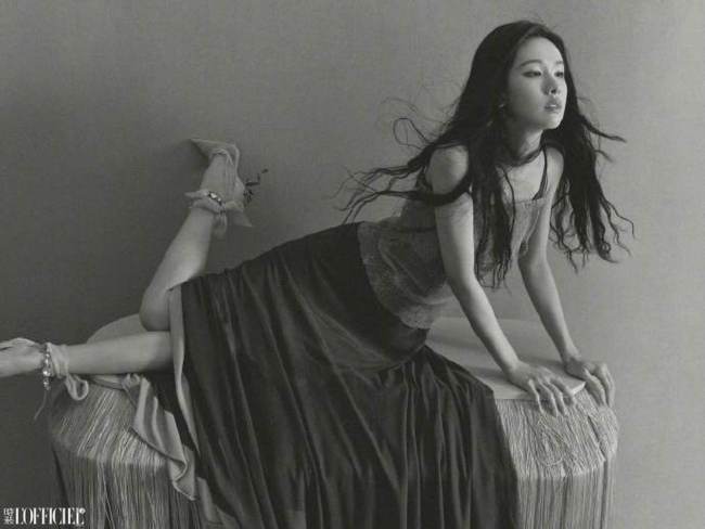 陈齐灵镂空古道衣和缓婉约 金属亮片眼妆慵懒冷艳