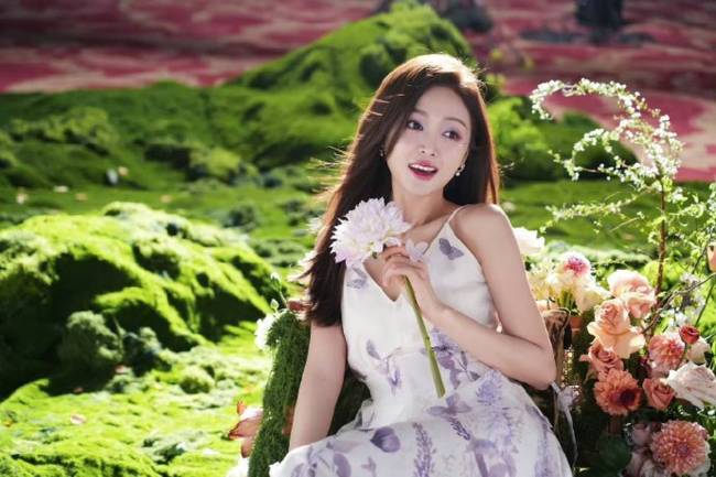 吴宣仪穿吊带长裙变身花仙子 紫罗兰眼妆崭新动东说念主