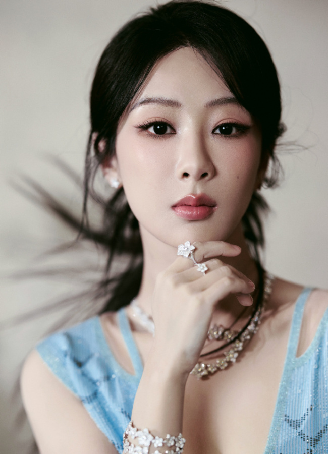 杨紫穿水蓝色高定礼裙 搭配花朵珠宝气质温婉迷东说念主