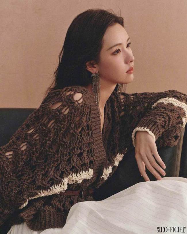 陈齐灵镂空古道衣和缓婉约 金属亮片眼妆慵懒冷艳