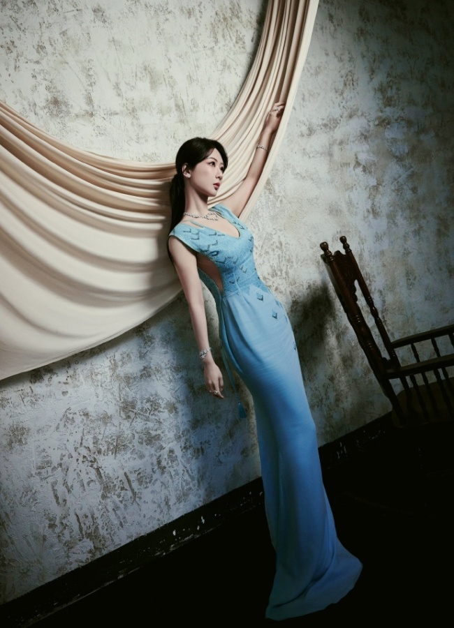 杨紫穿水蓝色高定礼裙 搭配花朵珠宝气质温婉迷东说念主