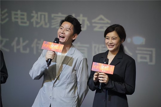 电影《荣耀》郑州首映礼 李健深情表白刘洁涵 粉丝助攻：“在一起”