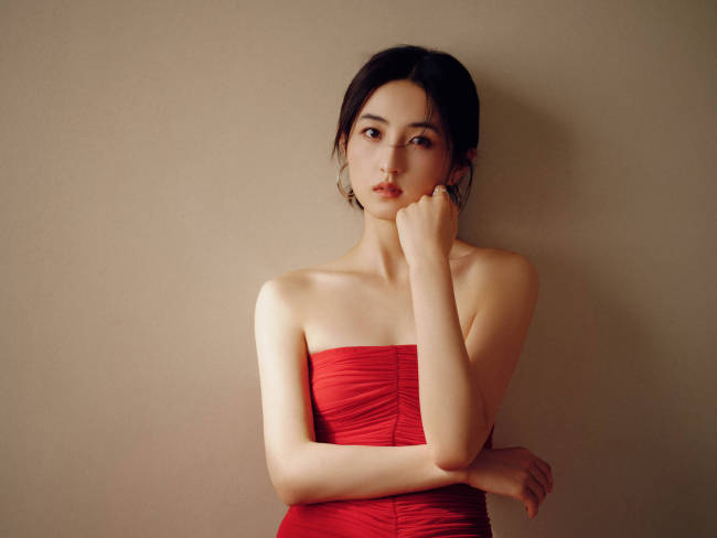 张子枫穿红色抹胸裙婀娜动东说念主 光影交汇下韵味全齐