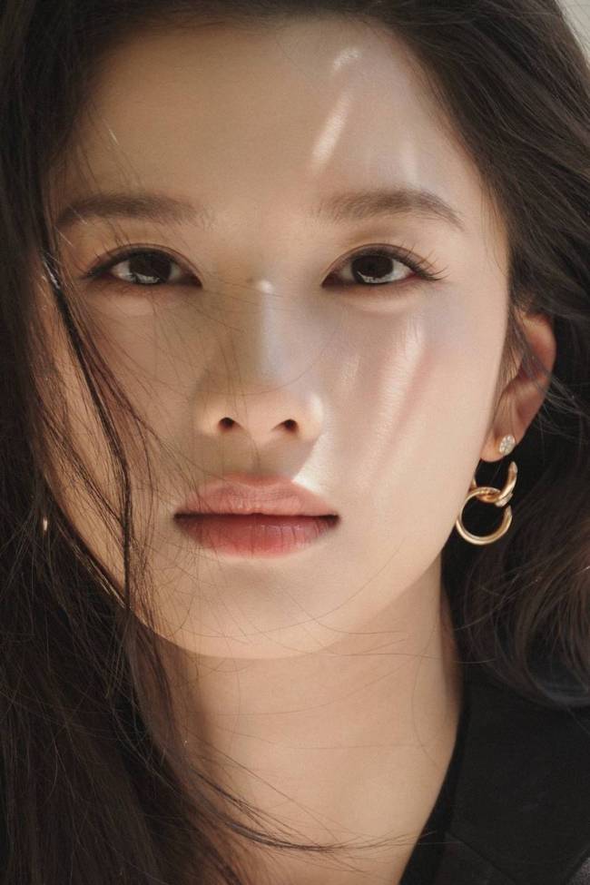 张婧仪穿玄色西装外衣知性干练 微卷造型甜好意思柔软