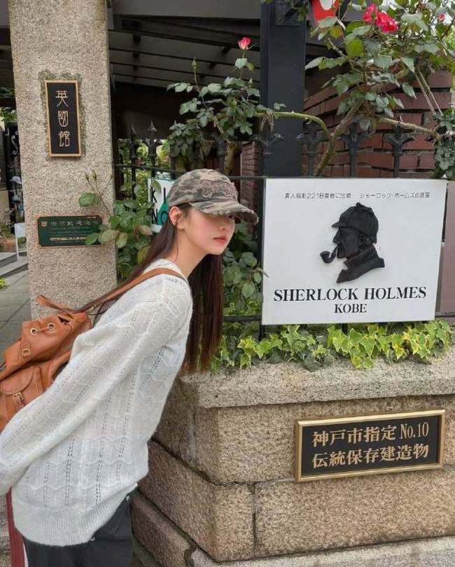 张元英现身日本素颜逛街 化身二次元玩转扭蛋机