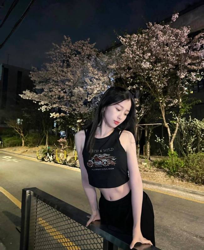 虞书欣穿玄色背心魅惑撩东说念主 一头黑长直又纯又欲