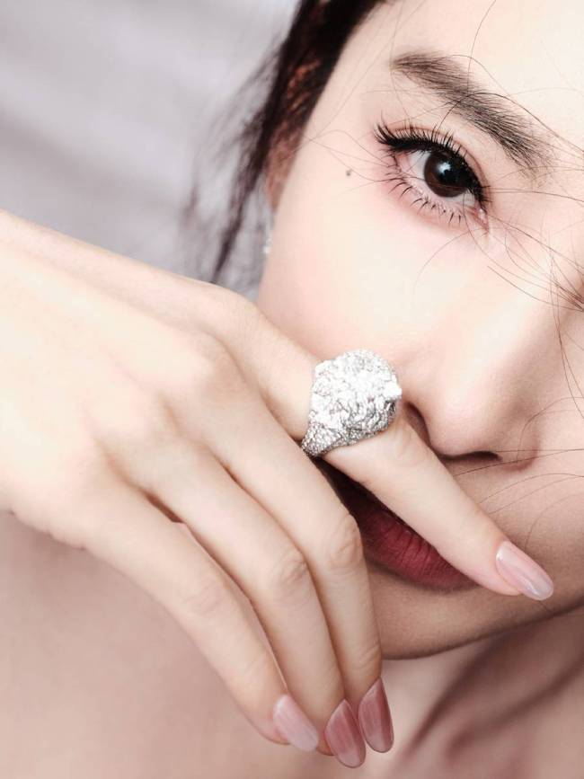 李冰冰穿露背白裙好意思如天鹅 身姿婀娜致力于眼眸亮堂