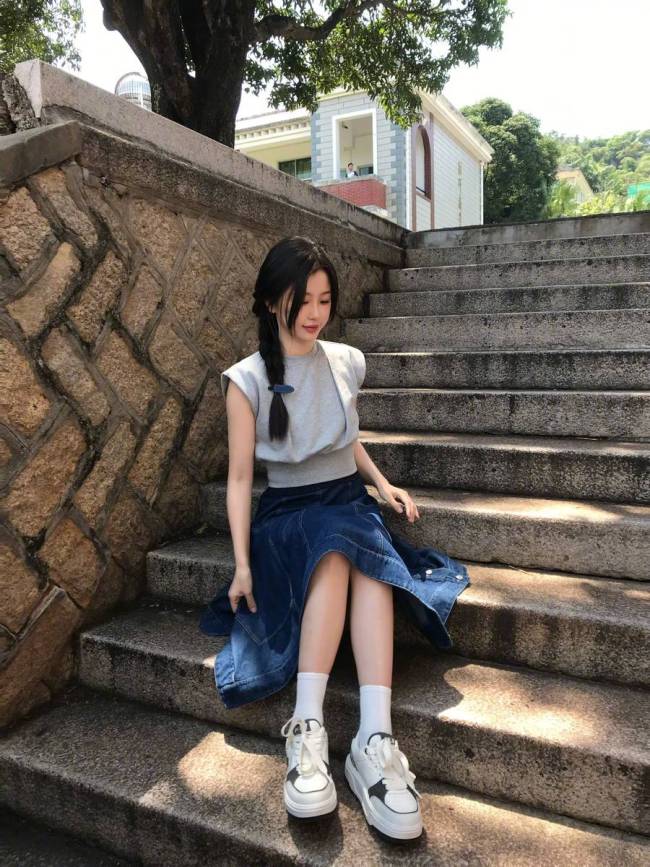 虞书欣穿灰色收腰短袖配格子裙芳华活力校园感满满