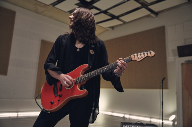 “多面音色 一琴奏响” Fender Acoustasonic® 电木融合系列再添新成员