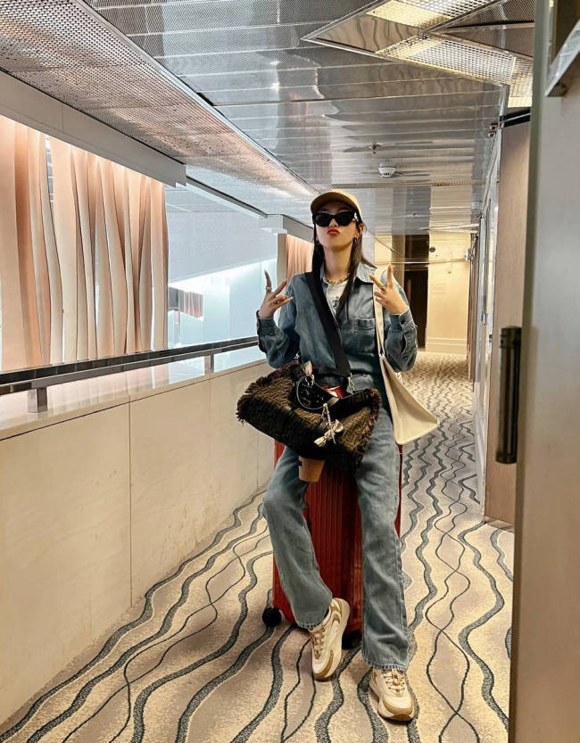 唐嫣抹胸长裙性感撩人 大波浪造型戴墨镜姐感十足