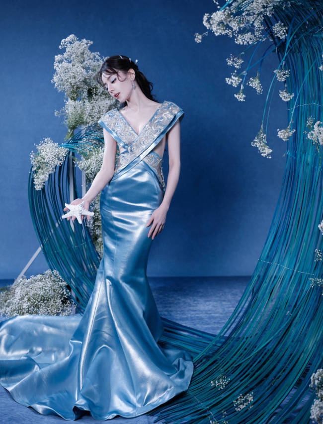 迪丽热巴身穿蓝裙如梦似幻 化身海螺公主清爽舒适